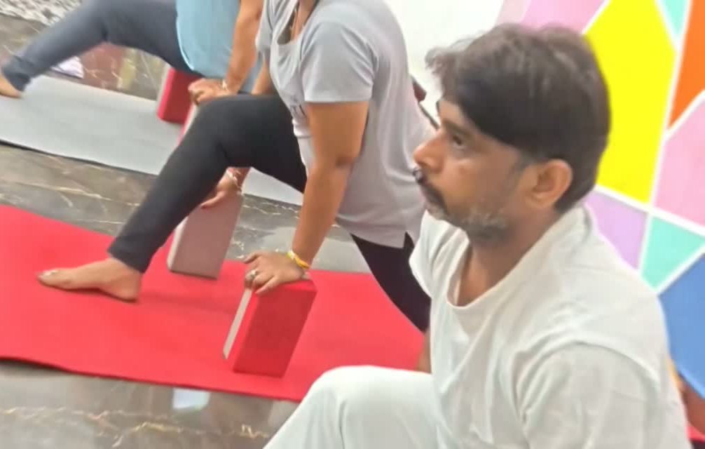 Block ke saath lunge practice