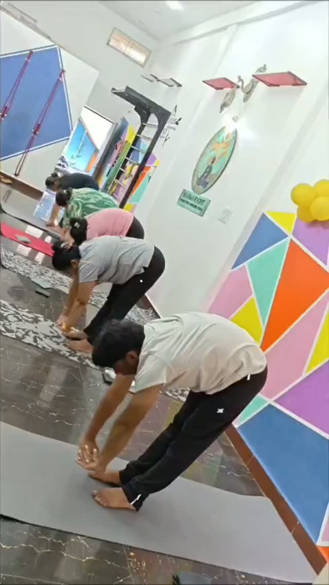 Forward fold class, rangeen geometric wall ke saamne