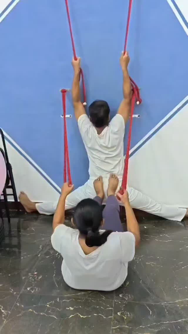 Iyengar rope ke saath assisted stretch